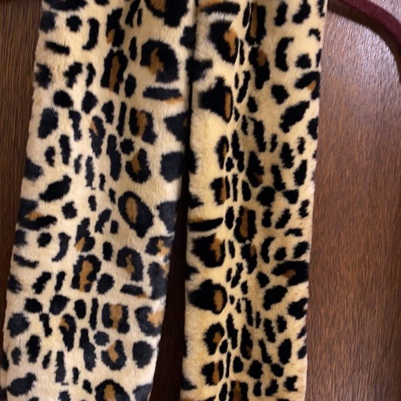 Beautiful faux fur animal print scarf EUC - Picture 5 of 5